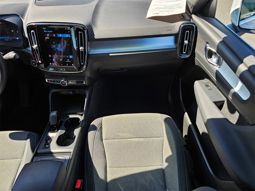 Used 2025 Volvo XC40 B5 Core image 14
