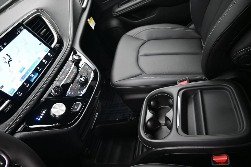 New 2027 Chrysler Pacifica Select FWD image 15
