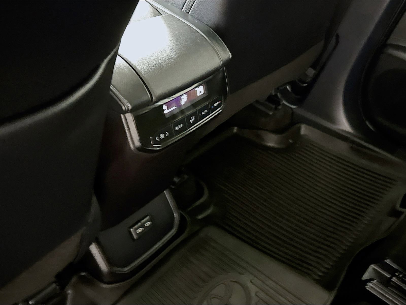 Certified 2024 Toyota Highlander XLE image 23