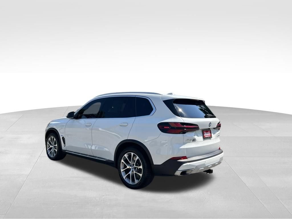 Used 2025 BMW X5 xDrive50e AWD/4WD image 3