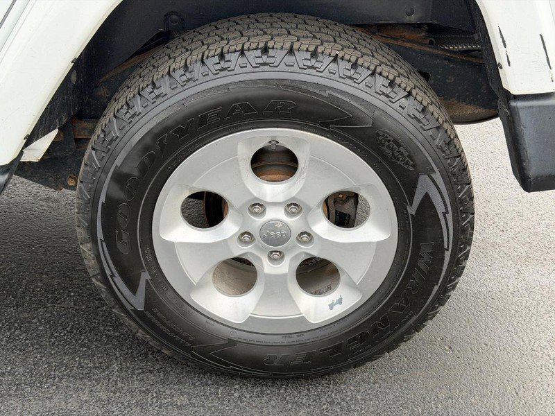 Used 2015 Jeep Wrangler Unlimited Sahara w/ Connectivity Group image 7