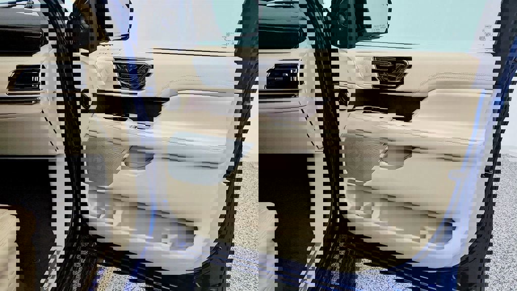 Used 2020 Lincoln Navigator Reserve w/ Luxury Package image 28