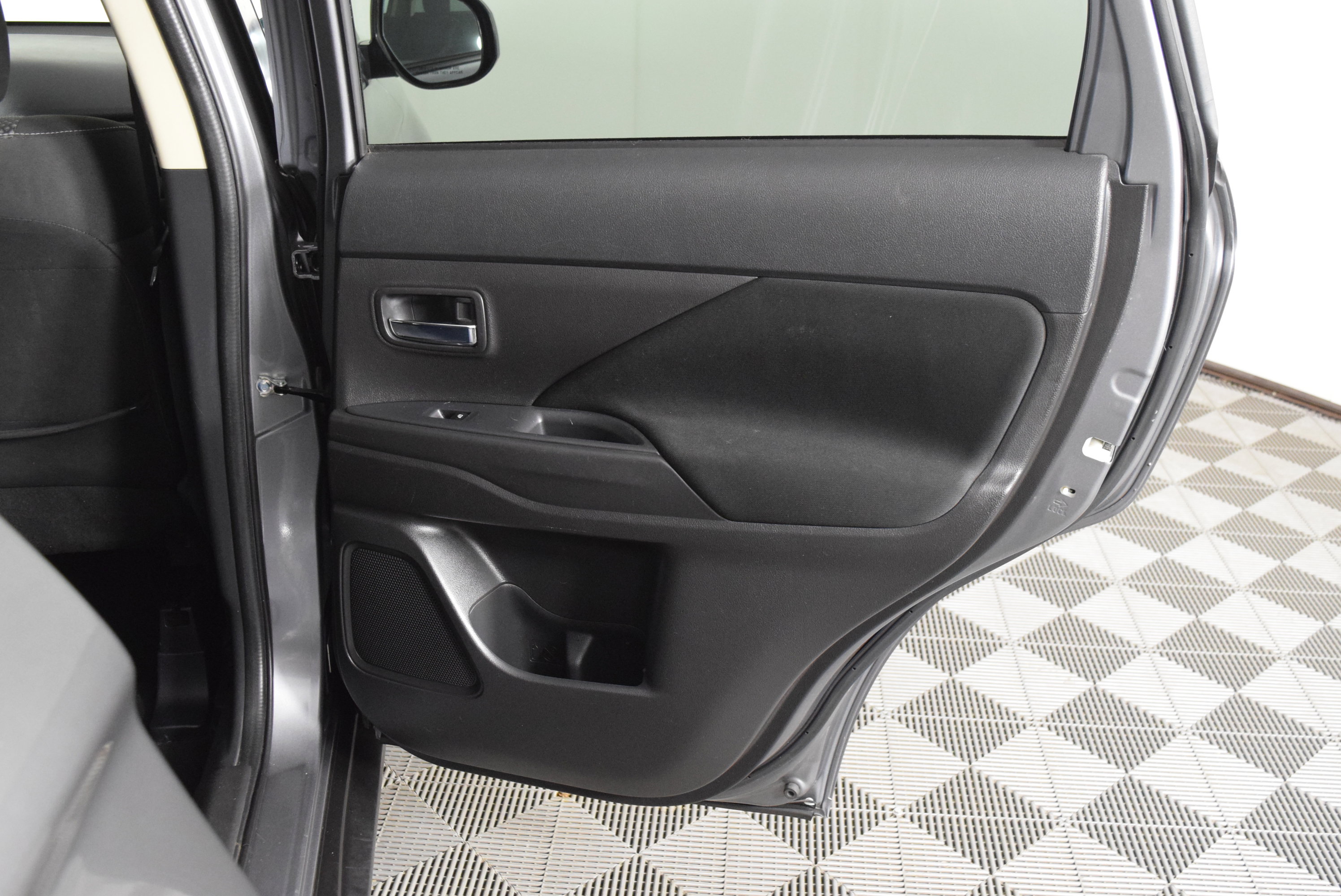 Used 2020 Mitsubishi Outlander ES image 33