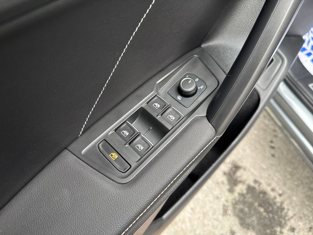 Used 2024 Volkswagen Tiguan SE R-Line image 24