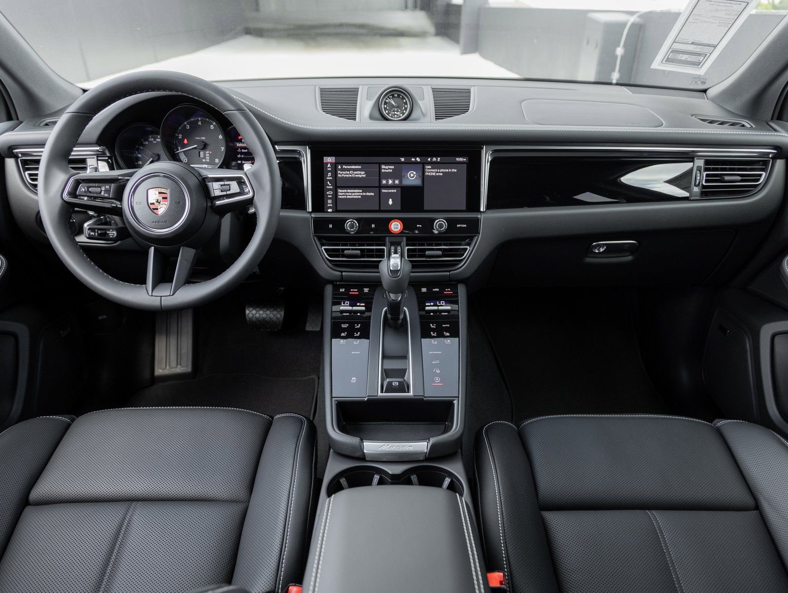 Certified 2025 Porsche Macan image 12