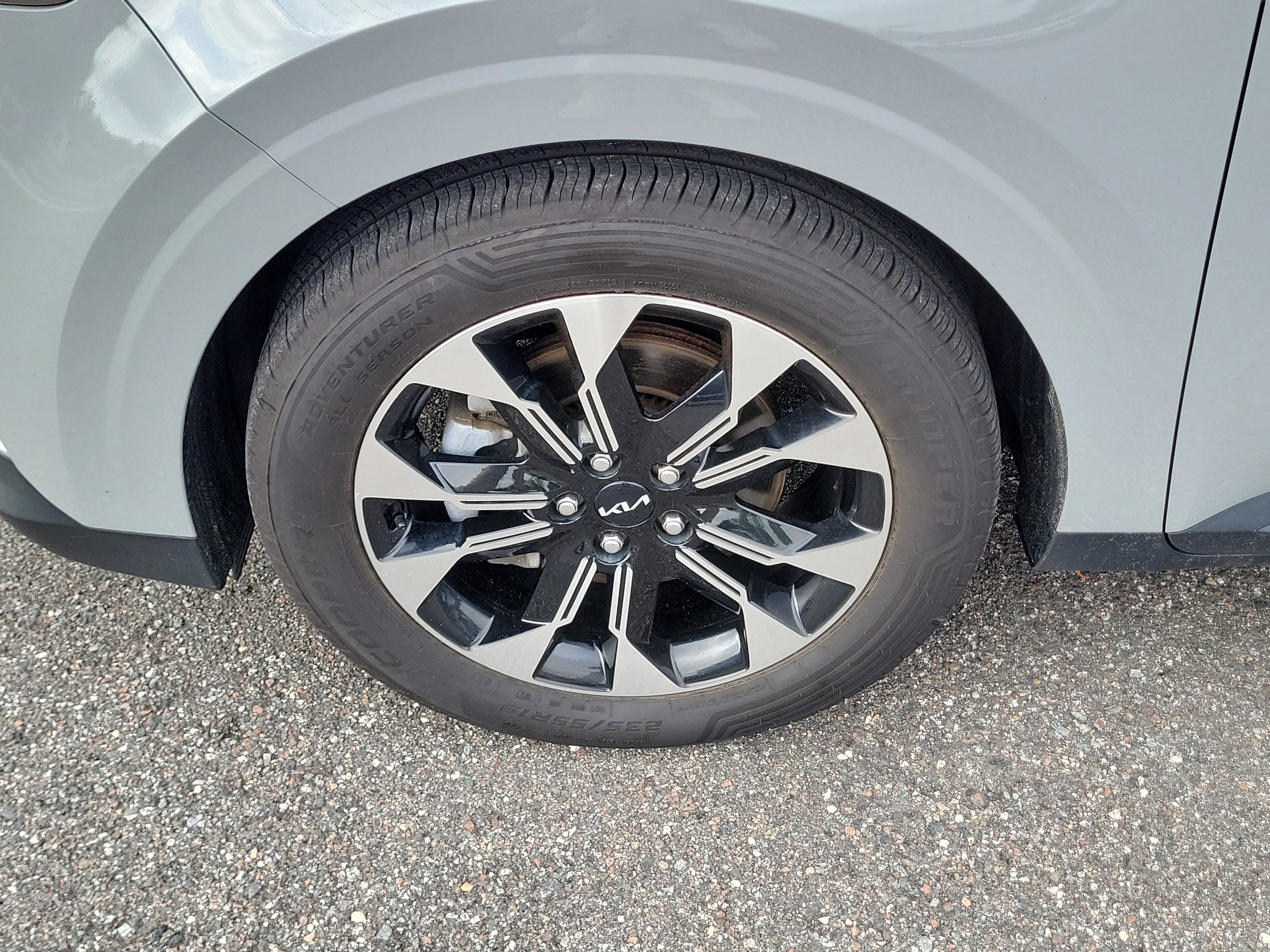 Used 2023 Kia Carnival EX FWD image 39