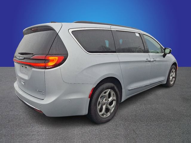 Used 2023 Chrysler Pacifica Limited w/ Uconnect Theater Family Group image 4
