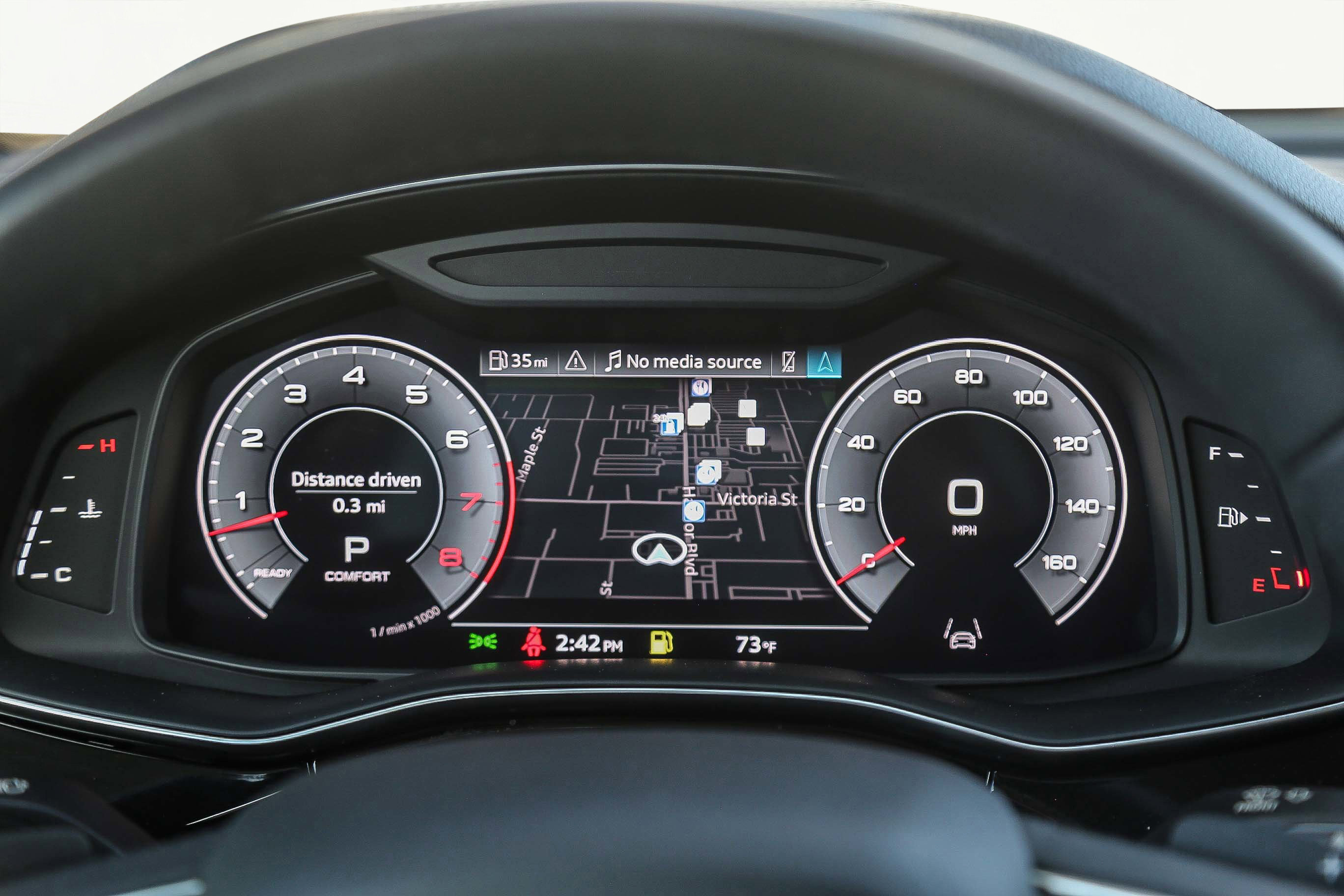 Used 2023 Audi Q8 Premium image 31