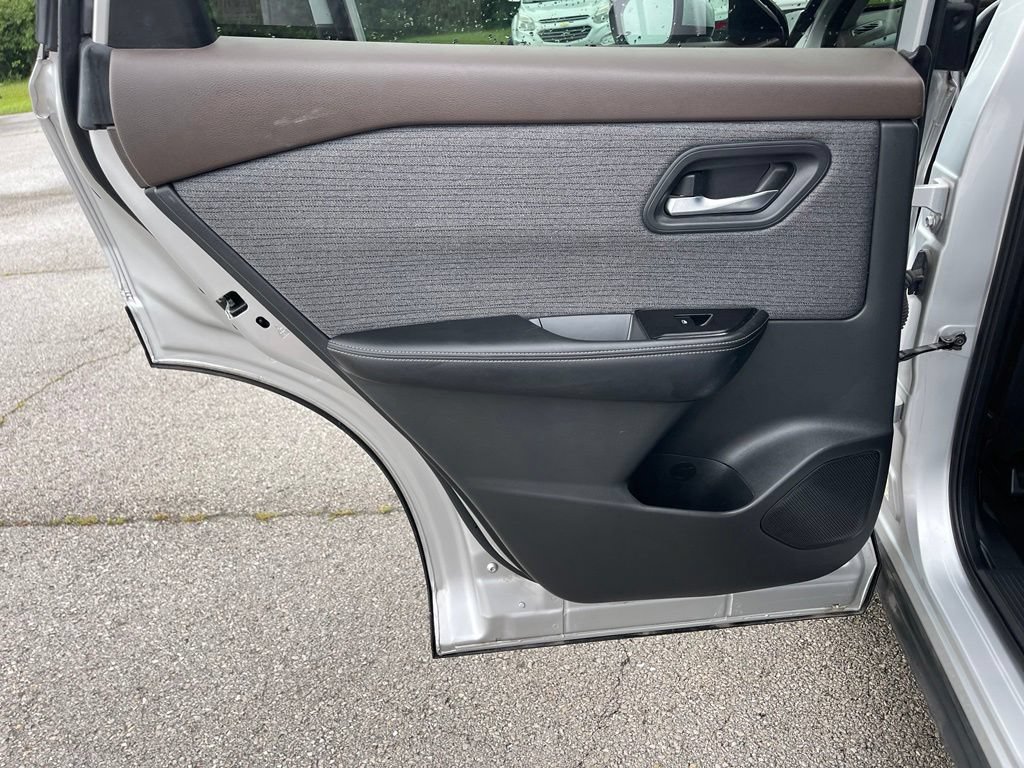 Used 2022 Nissan Rogue SV AWD/4WD image 16