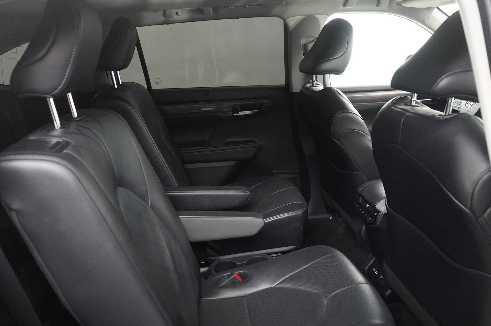 Used 2024 Toyota Highlander Platinum image 11