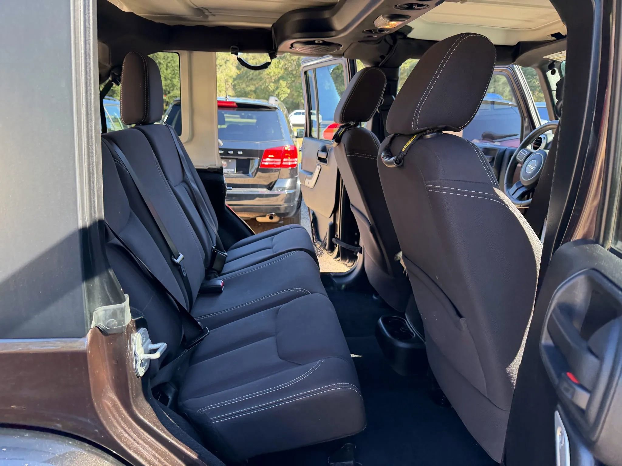 Used 2013 Jeep Wrangler Unlimited Sahara image 11