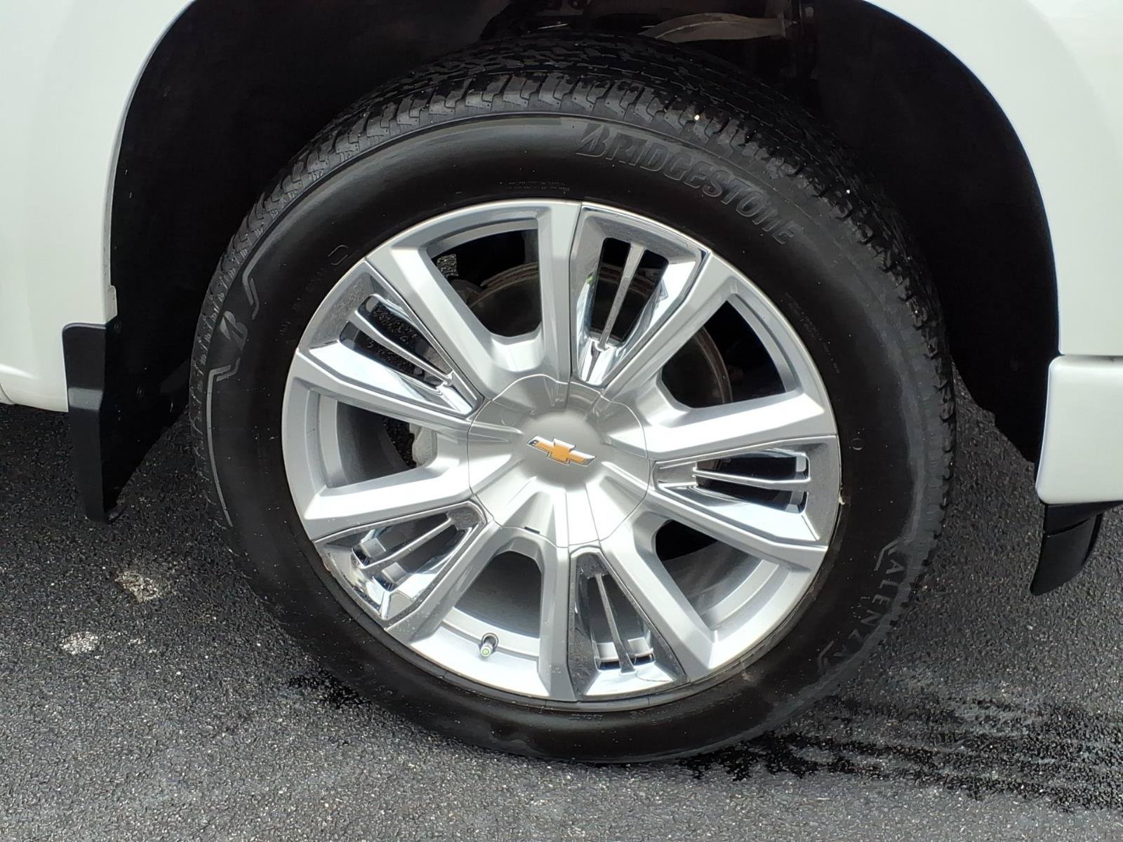 Used 2024 Chevrolet Silverado 1500 High Country w/ Technology Package AWD/4WD image 9
