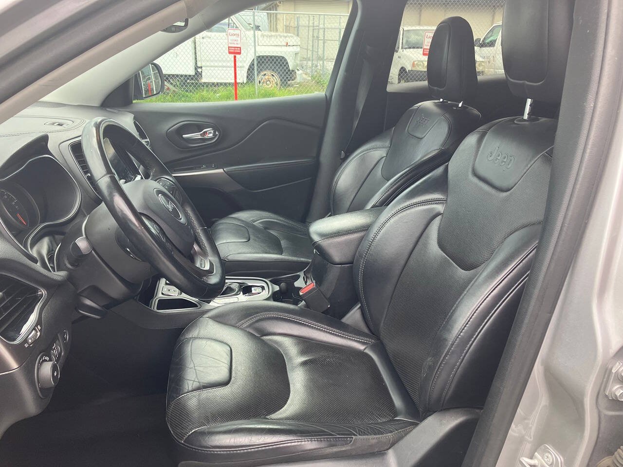Used 2019 Jeep Cherokee Limited FWD image 9