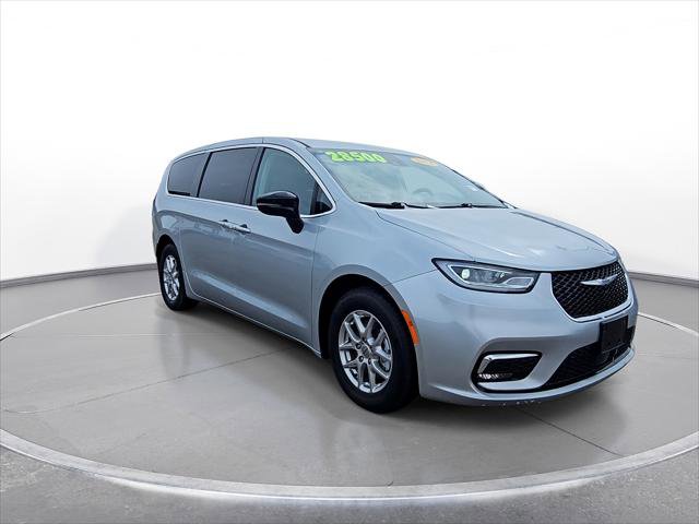 Used 2024 Chrysler Pacifica Touring-L FWD video 2