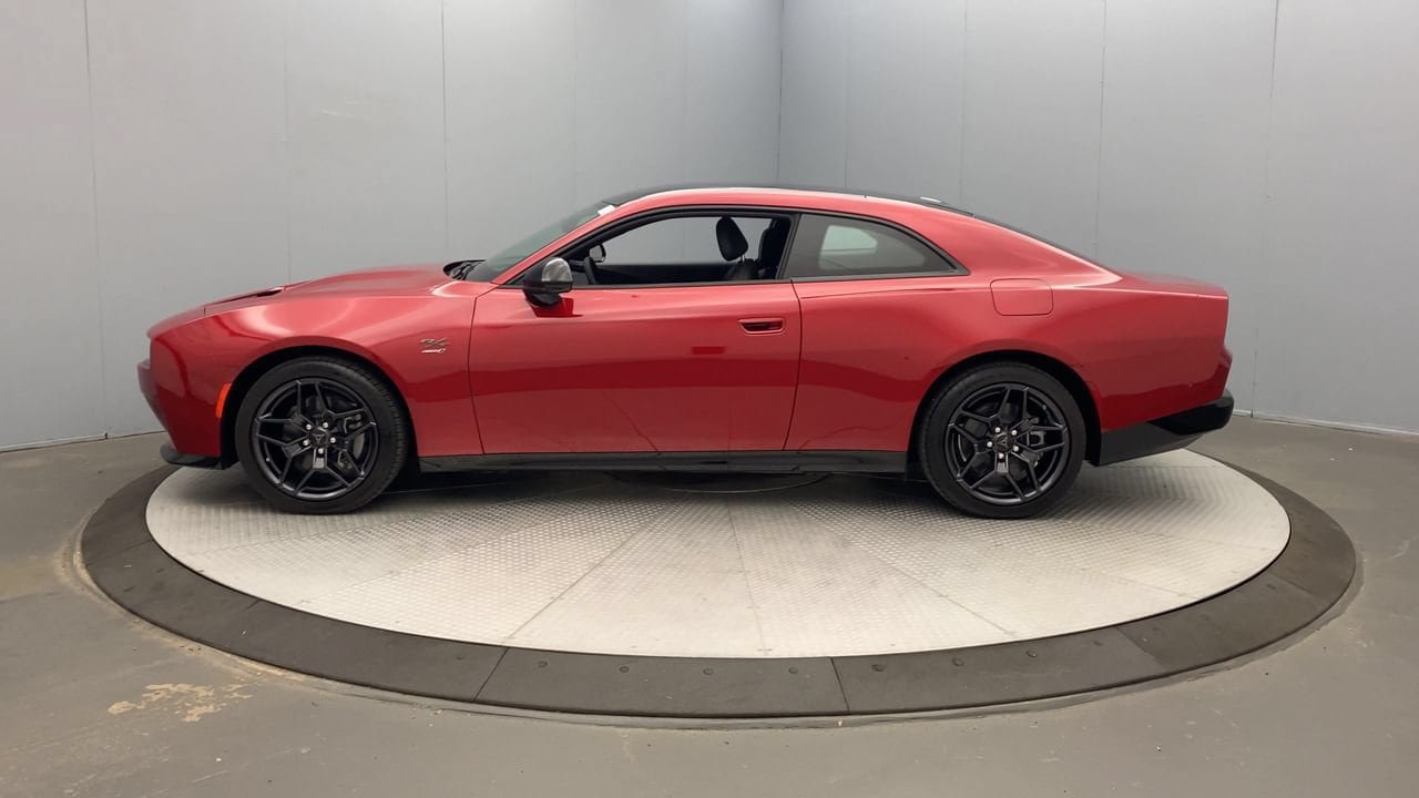 Used 2024 Dodge Charger Daytona R/T w/ Plus Group AWD/4WD image 2