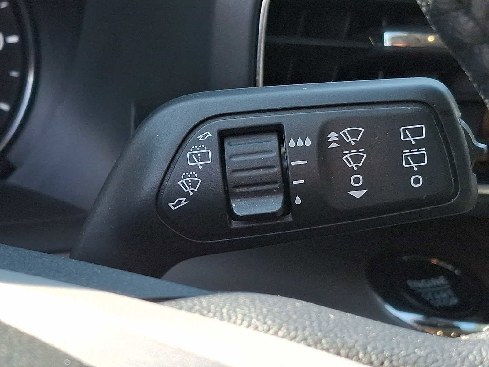 Used 2022 Ford Explorer XLT w/ Equipment Group 202A AWD/4WD image 24