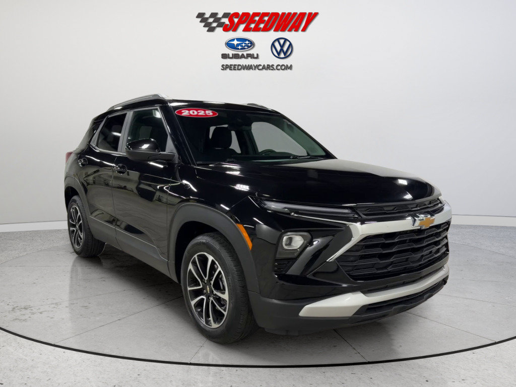 Used 2025 Chevrolet TrailBlazer LT FWD image 2