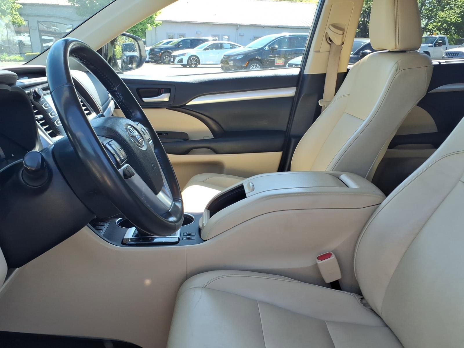 Used 2018 Toyota Highlander XLE AWD/4WD image 22