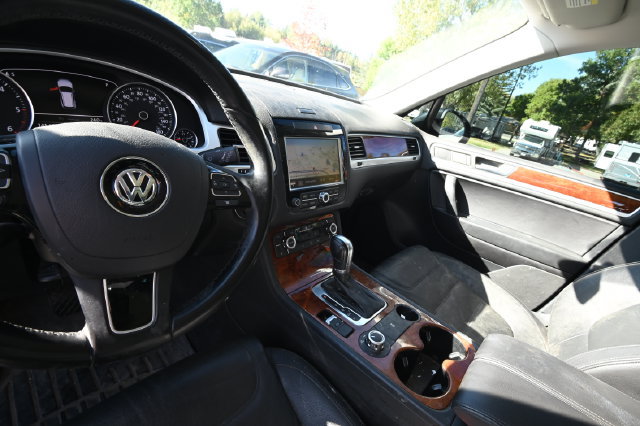 Used 2013 Volkswagen Touareg TDI AWD/4WD image 8