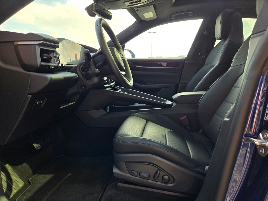 Used 2025 Porsche Macan Electric image 19