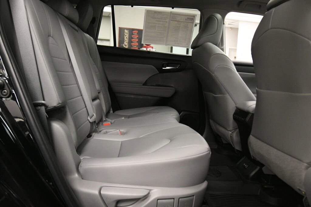Certified 2023 Toyota Highlander XLE image 27