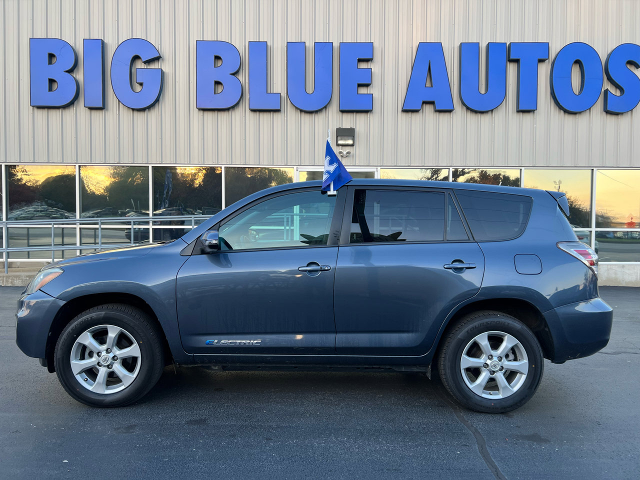 Used 2014 Toyota RAV4 EV image 2