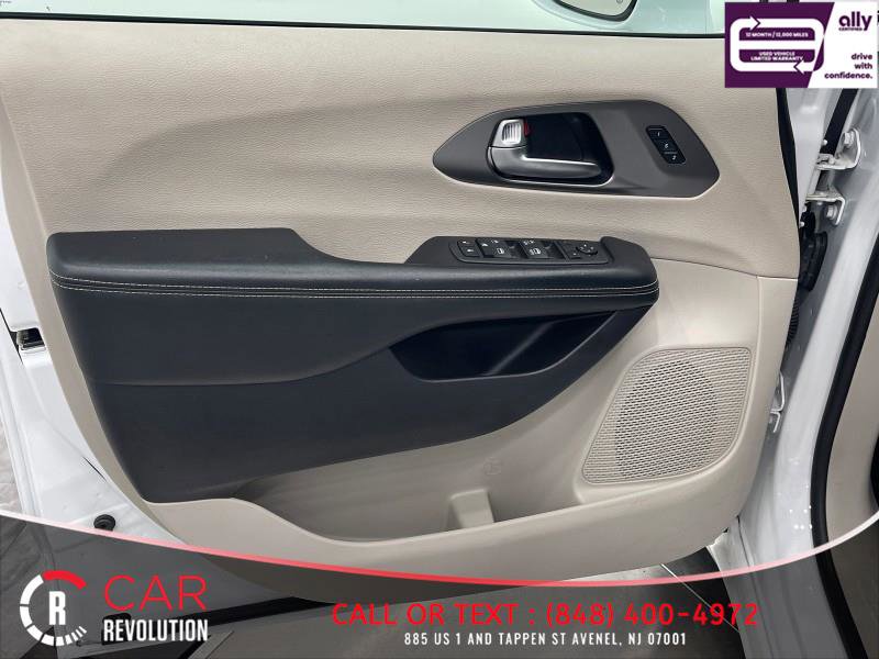 Used 2022 Chrysler Pacifica Touring-L image 32