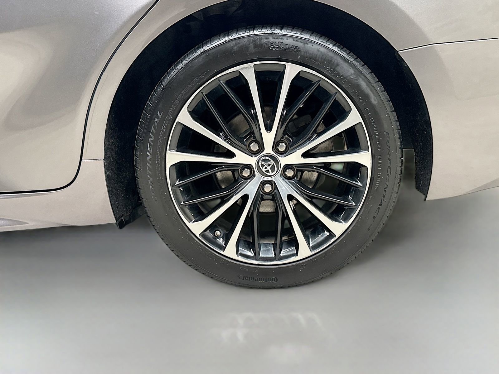 Used 2018 Toyota Camry SE w/ Moonroof Package FWD image 32