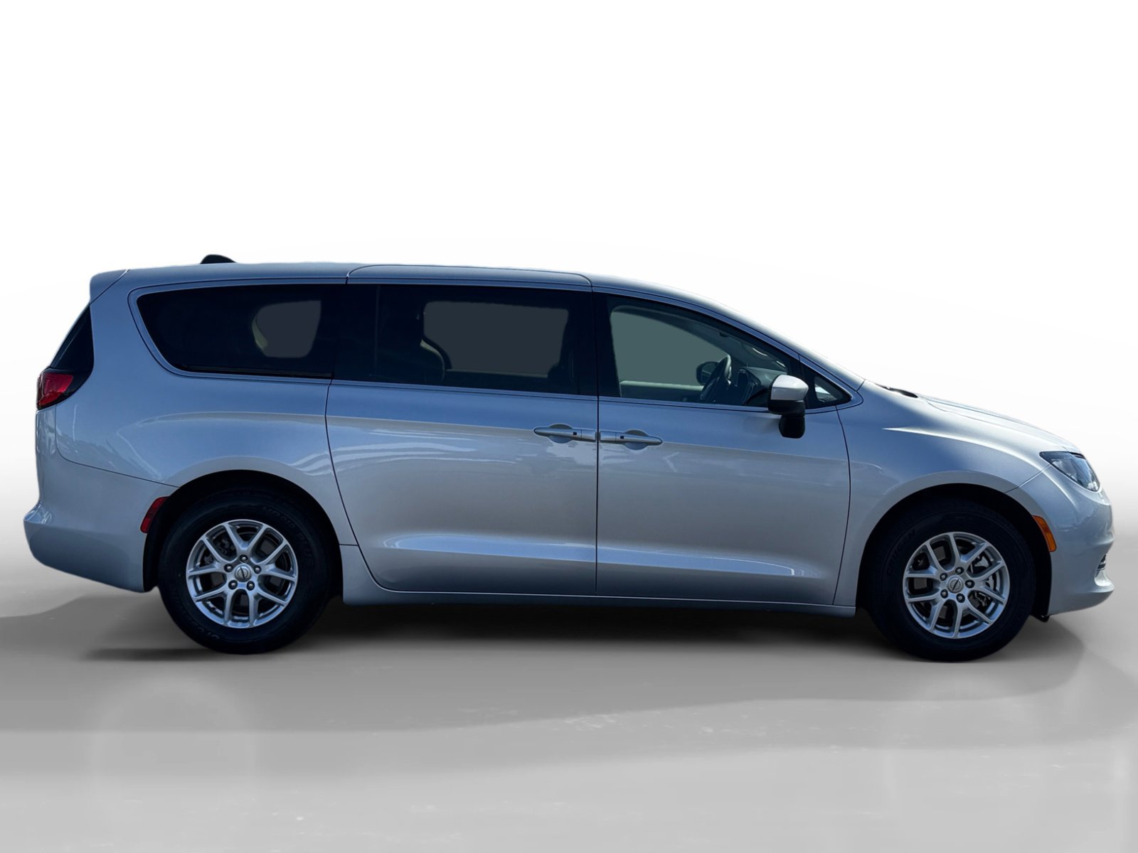 Used 2023 Chrysler Voyager LX image 6