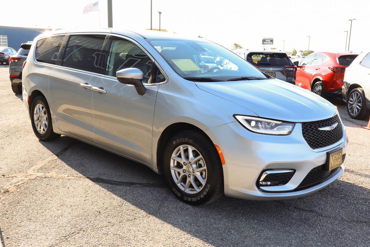 Used 2023 Chrysler Pacifica Touring-L FWD image 3