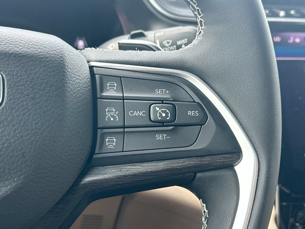 Used 2023 Jeep Grand Cherokee Limited w/ Luxury Tech Group II RWD image 26