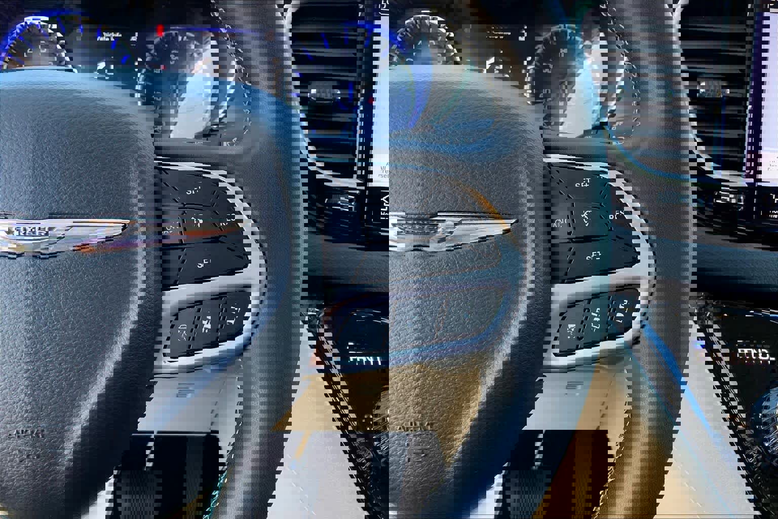 Used 2024 Chrysler Pacifica Touring-L FWD image 25