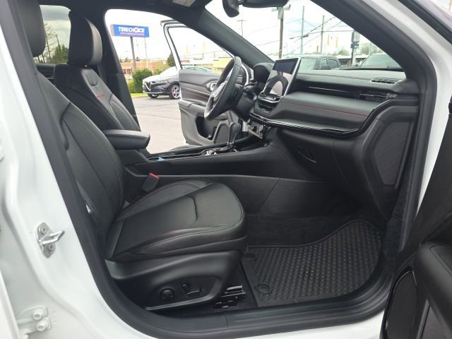Used 2025 Jeep Compass Trailhawk w/ Trailhawk Elite Group AWD/4WD image 46