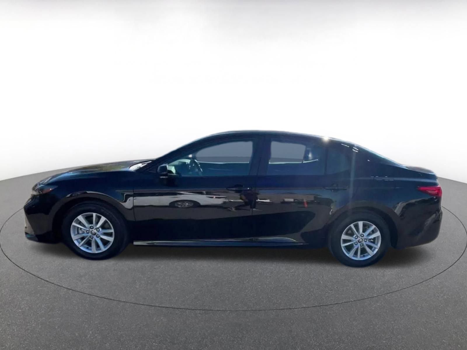 Used 2025 Toyota Camry LE image 9