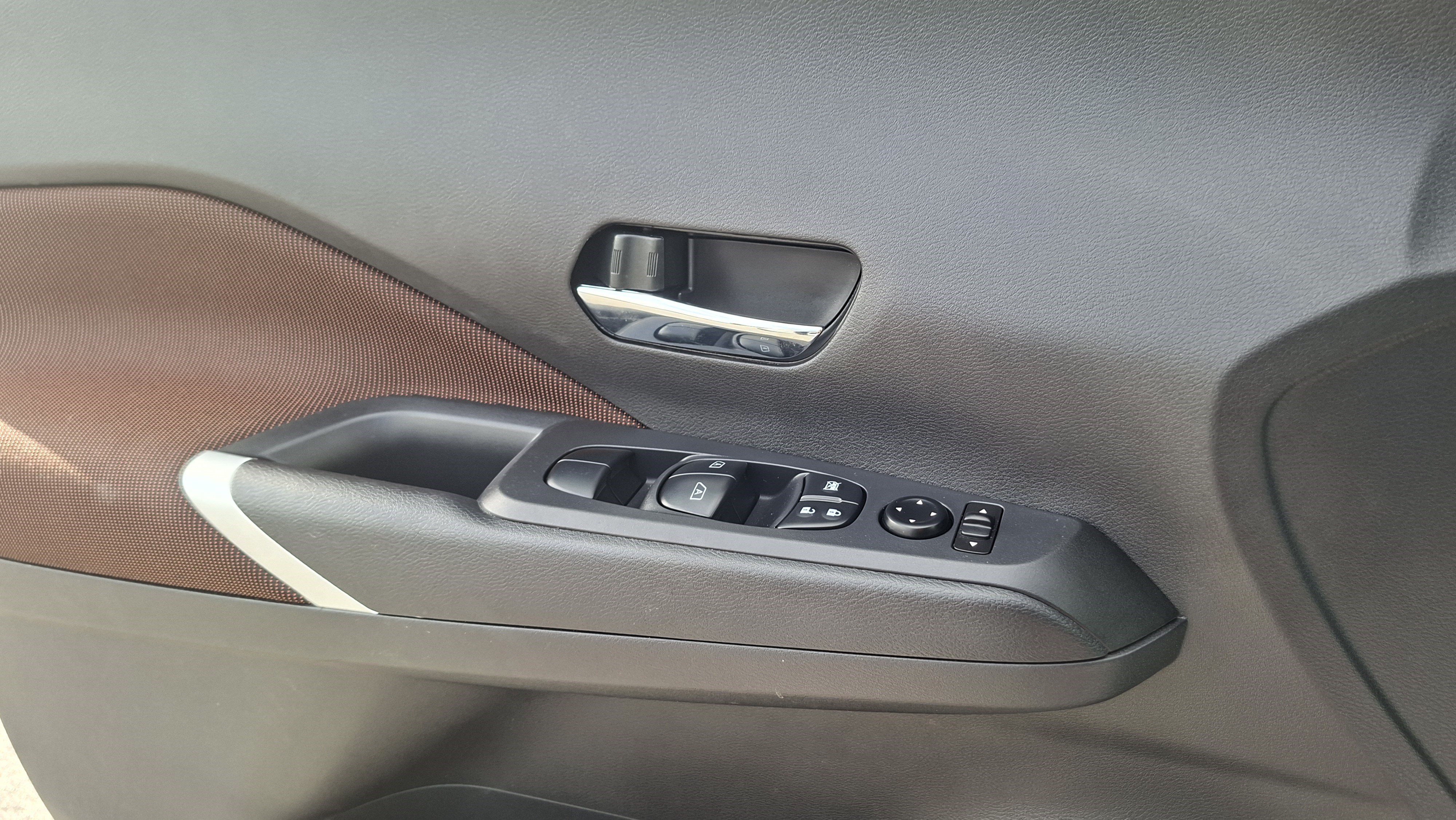 Certified 2024 Nissan Kicks SR FWD image 15
