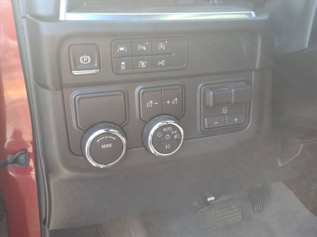 Used 2025 Chevrolet Suburban LT w/ Comfort Package RWD image 19