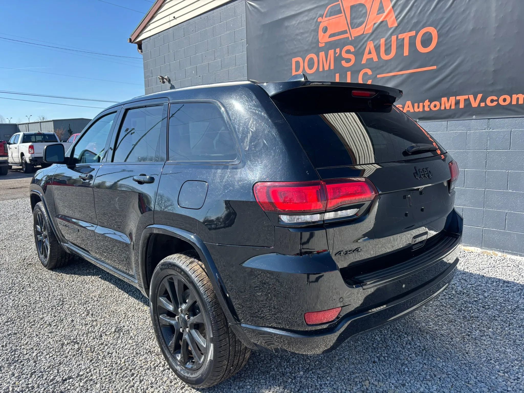 Used 2017 Jeep Grand Cherokee Altitude AWD/4WD image 3