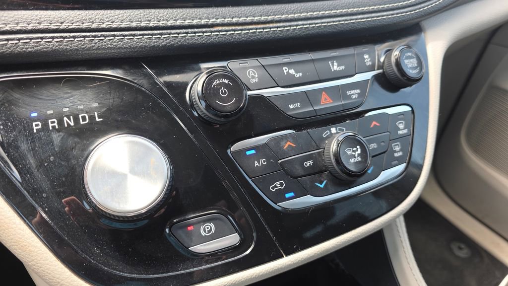 Used 2023 Chrysler Pacifica Limited FWD image 19