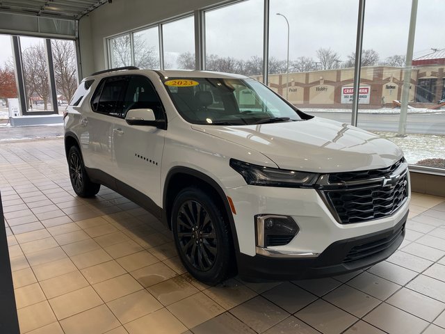 Used 2023 Chevrolet Traverse RS image 2