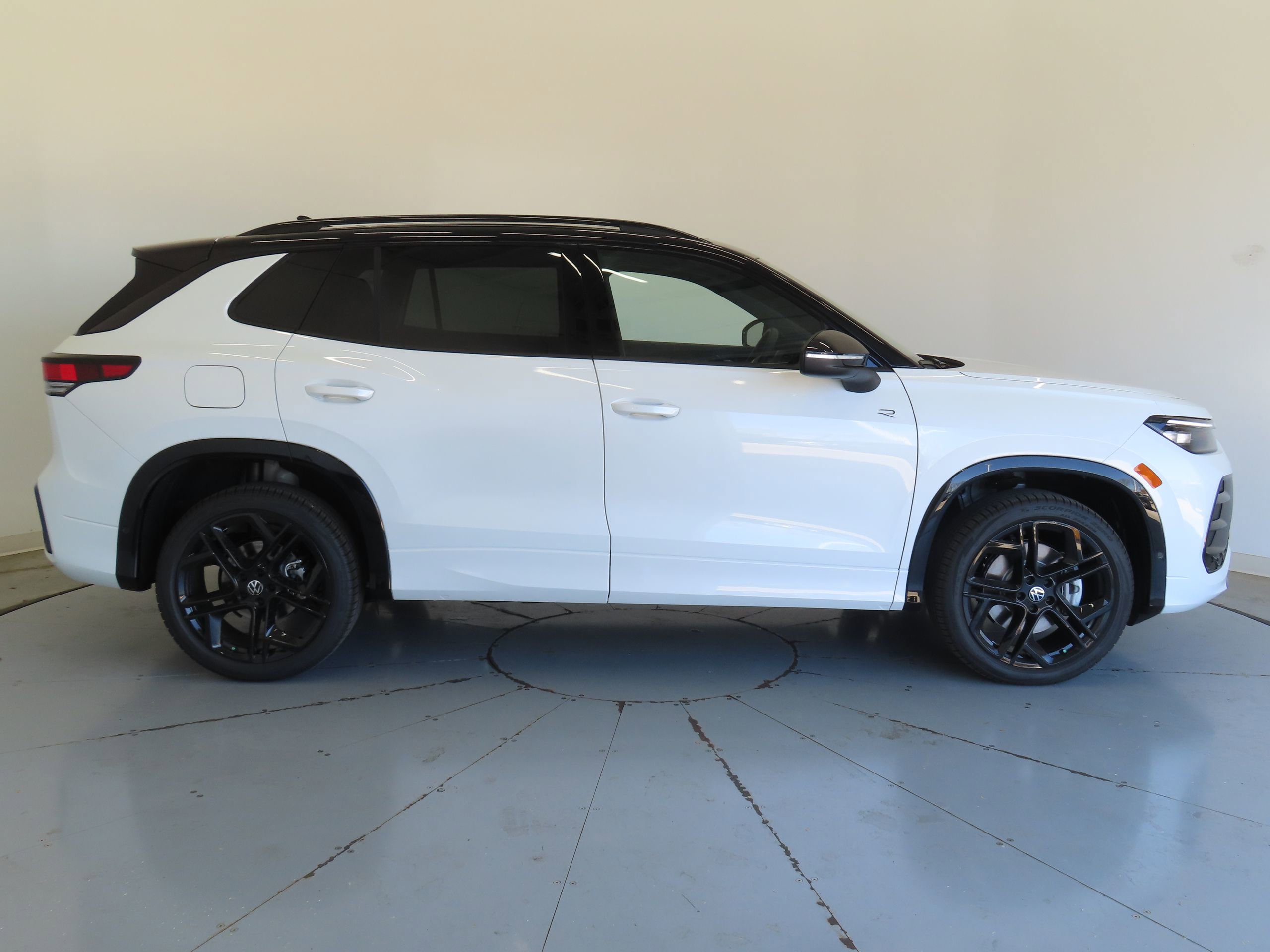New 2026 Volkswagen Tiguan SE R-Line AWD/4WD image 2