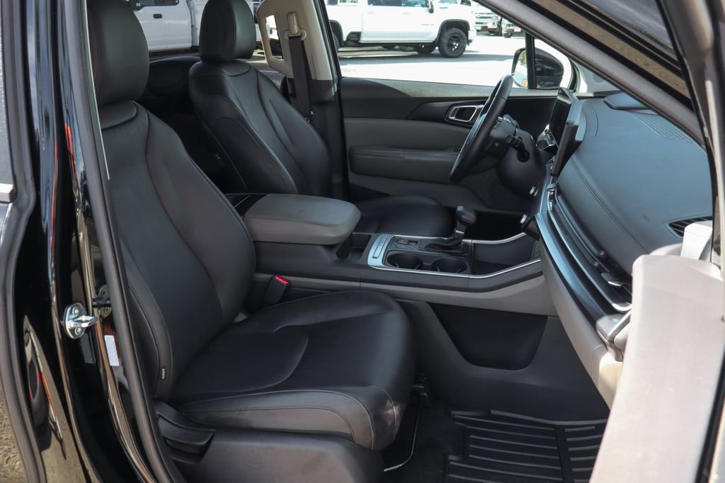 Used 2025 Kia Carnival image 48
