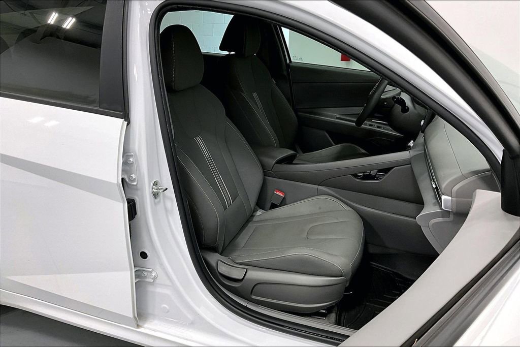 Used 2022 Hyundai Elantra Blue FWD image 10