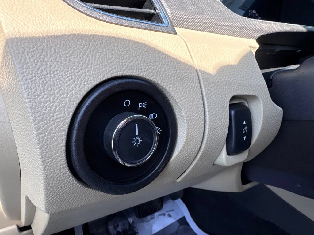 Used 2018 Ford Taurus SE FWD image 15