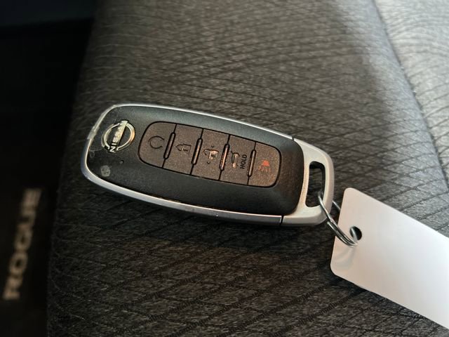 Used 2024 Nissan Rogue SV image 27