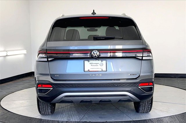 Certified 2025 Volkswagen Taos SE w/ Panoramic Sunroof Package image 4