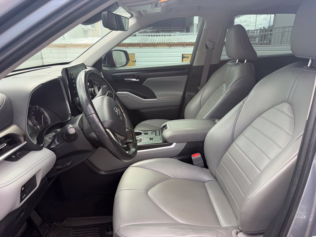 Used 2022 Toyota Highlander XLE FWD image 13