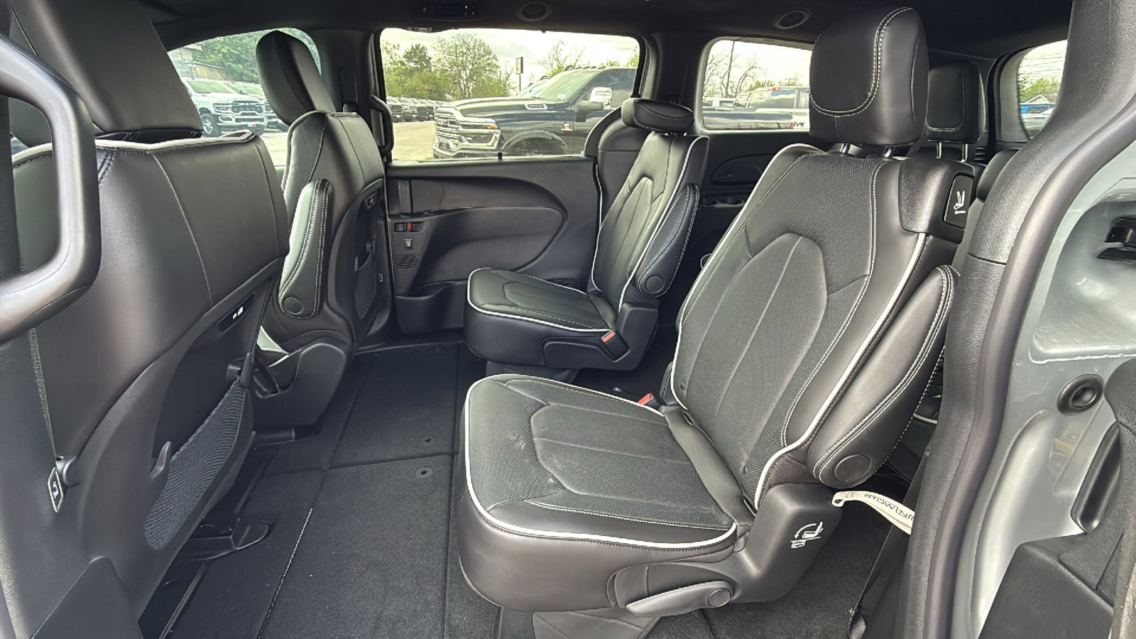 New 2026 Chrysler Pacifica Select FWD image 16