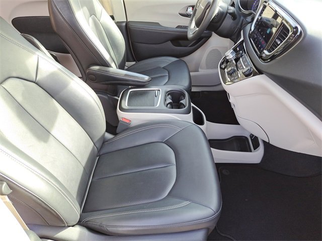 Used 2024 Chrysler Pacifica Touring-L image 23