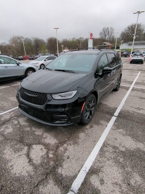 Used 2025 Chrysler Pacifica Limited image 2