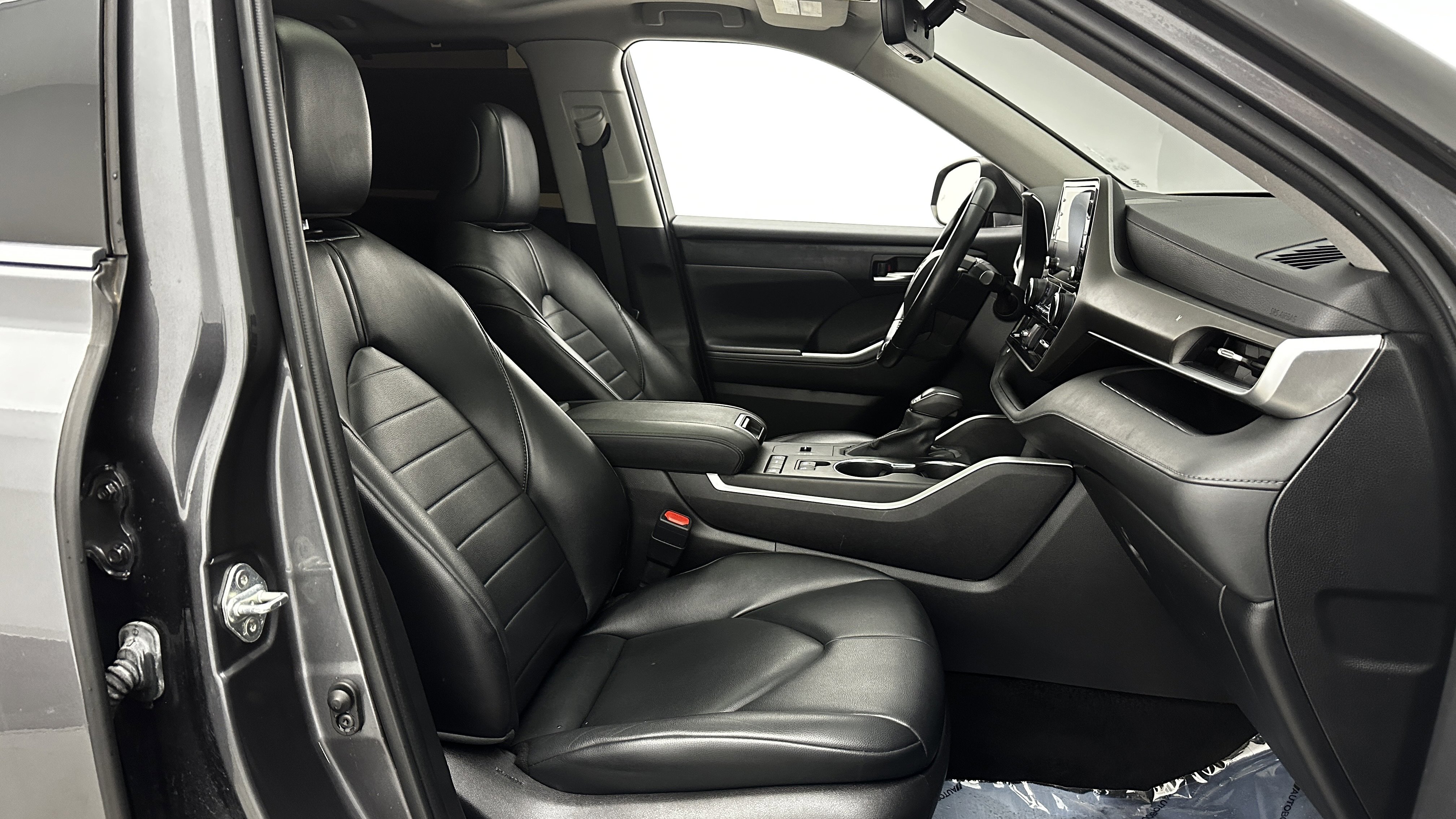 Used 2022 Toyota Highlander XLE image 39